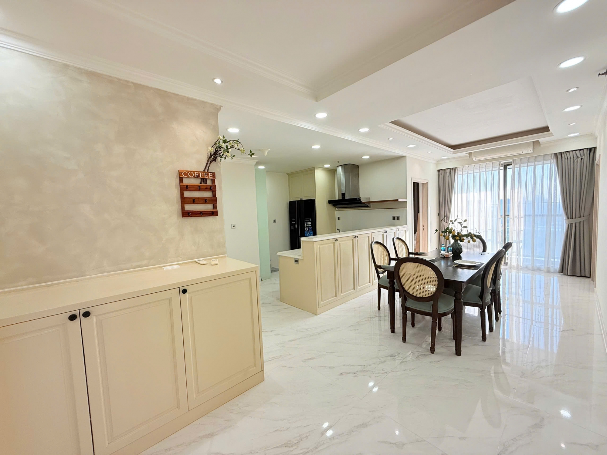 Cho thuê căn hộ Midtown 3 phòng ngủ căn góc view sông ba ban công có ô xe hầm