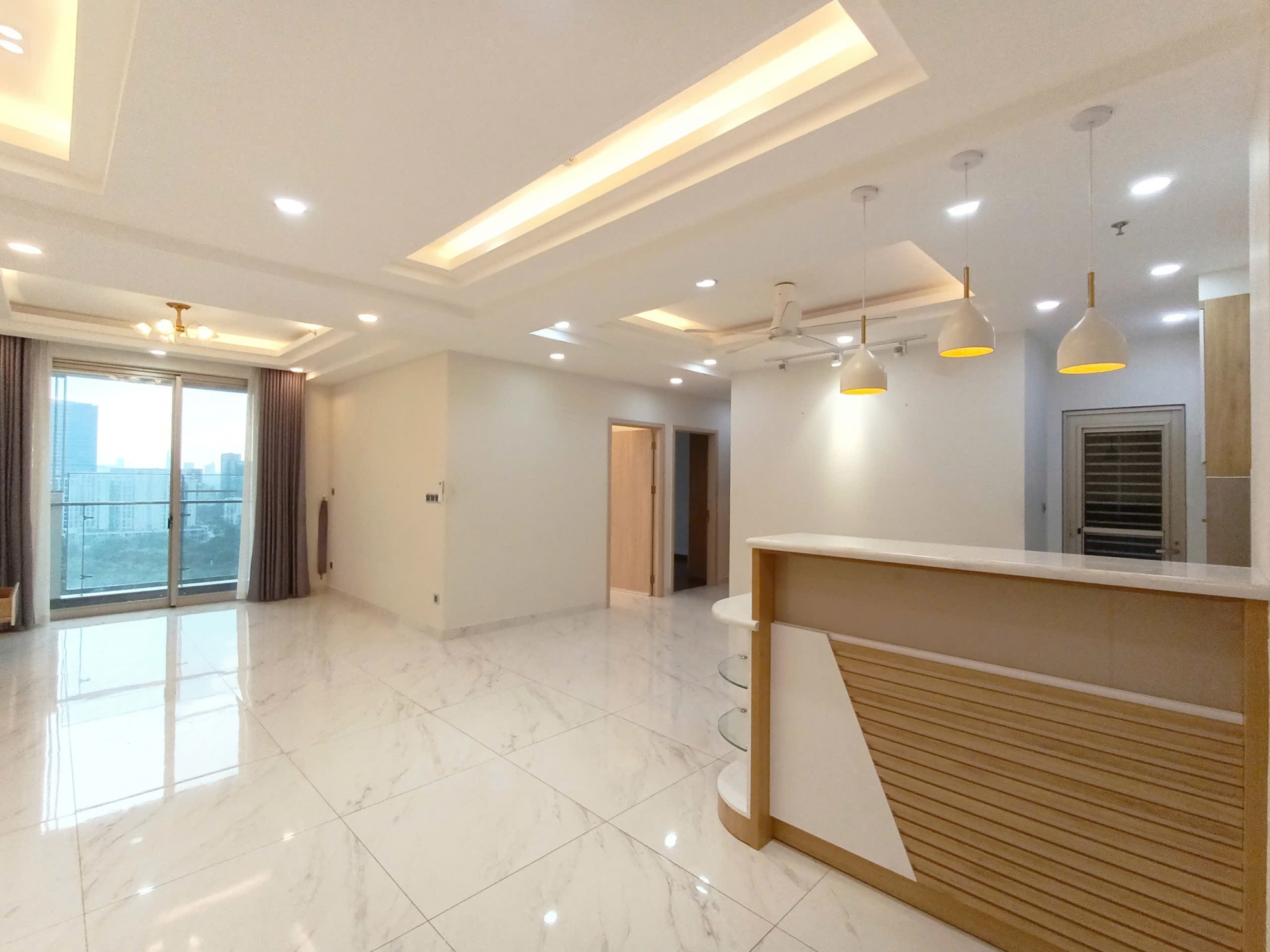 Cho thuê căn hộ Midtown 3 phòng ngủ view sông nội thất cơ bản có ô xe hầm