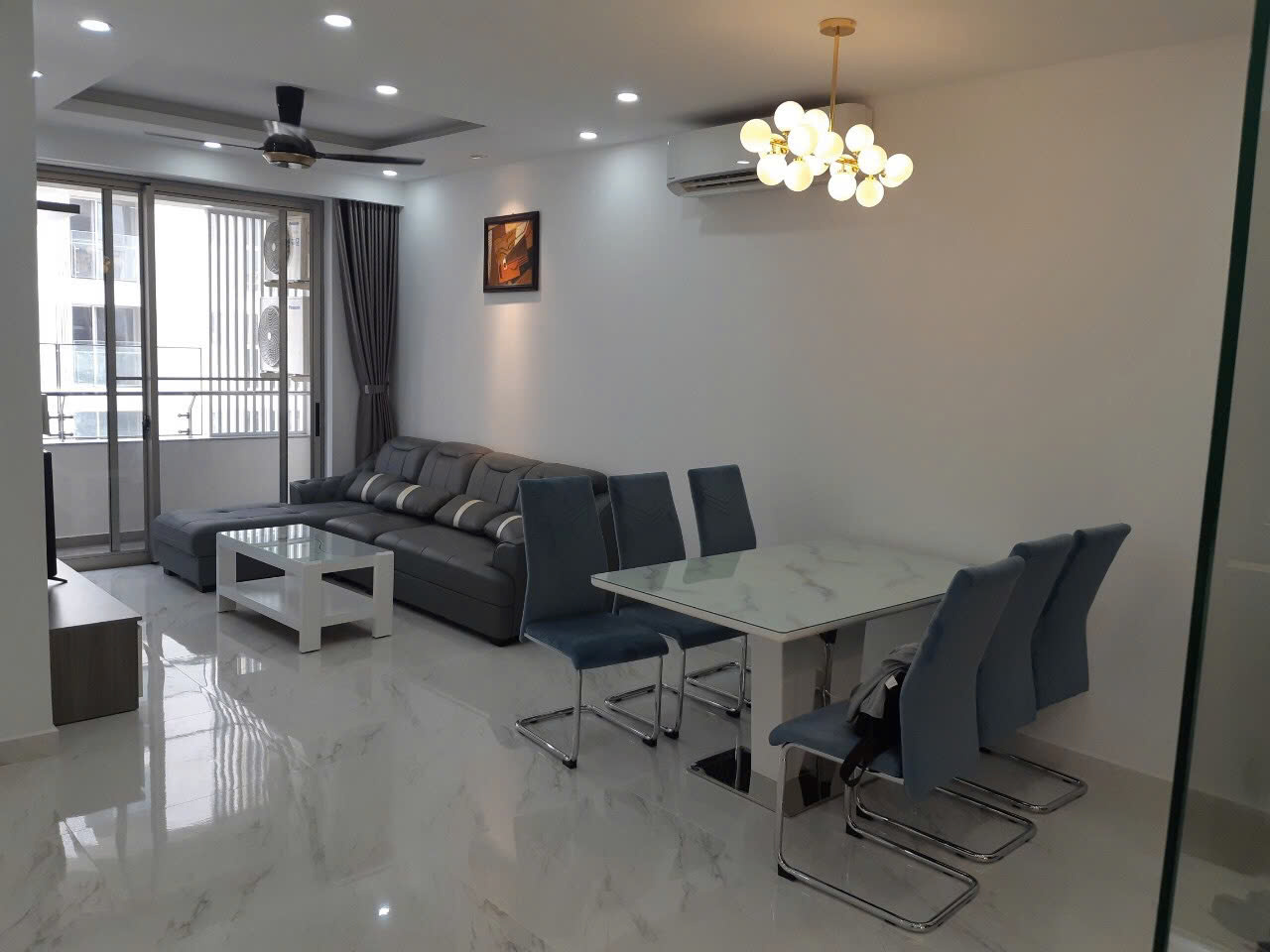 Bán căn hộ Midtown 2 phòng ngủ nội thất đầy đủ có ô xe pháp lý sổ hồng sẵn