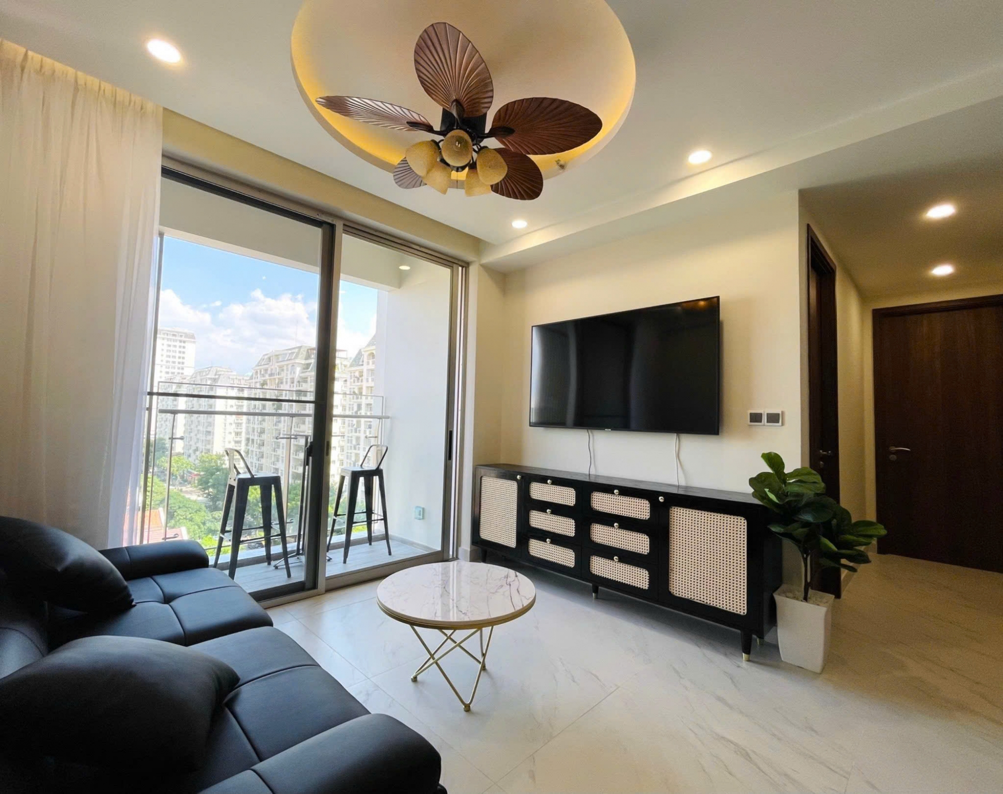 Cho thuê căn hộ Midtown 2 phòng ngủ full nội thất hiện đại và có ô xe