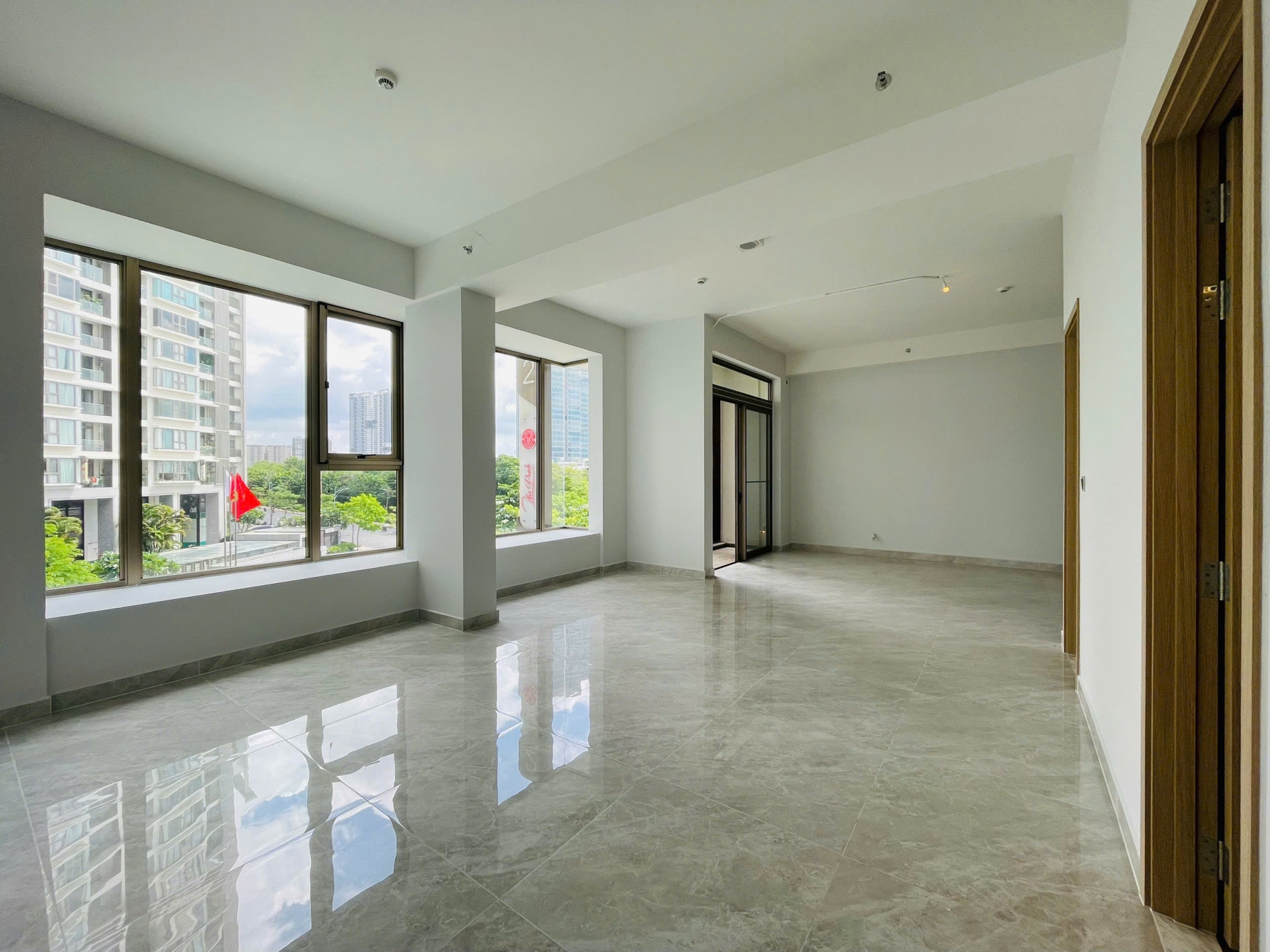 Cho thuê căn hộ 2 phòng ngủ tại Midtown, không có nội thất, thiết kế rộng rãi, thoáng mát.