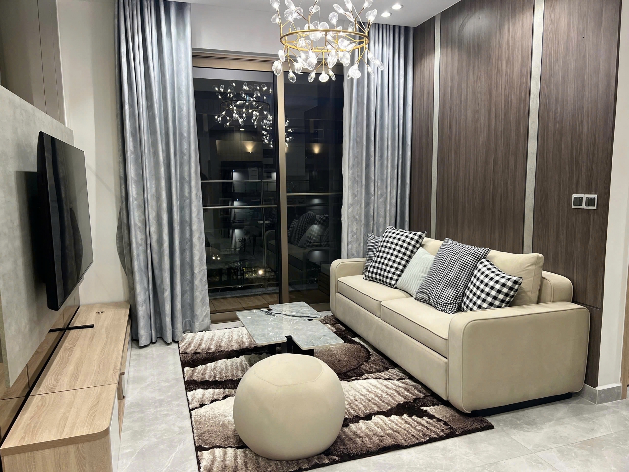 Cho thuê căn hộ Midtown 2 phòng ngủ full nội thất có ô xe