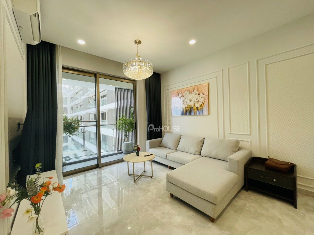 Super nice 2-bedroom apartment for sale in Midtown Phu My Hung with high-class furniture