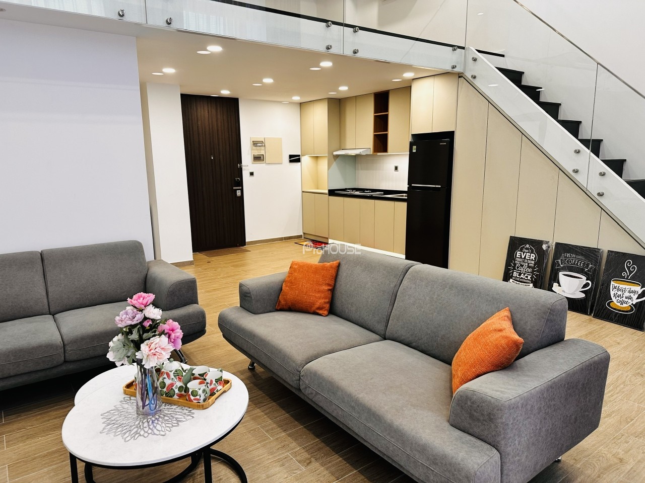 Cho thuê căn hộ Duplex tầng thấp tại Midtown với 1 phòng ngủ đầy đủ nội thất