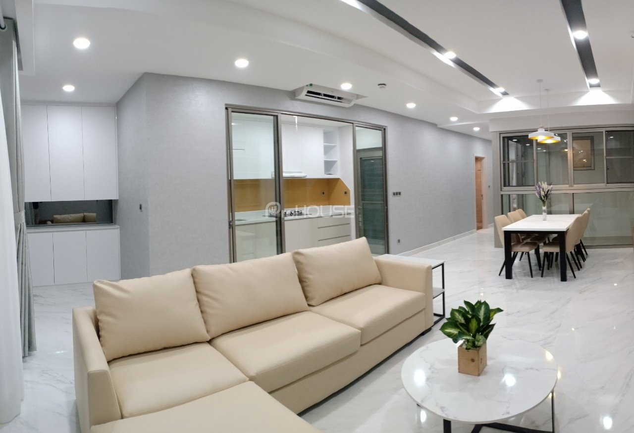 Cho thuê căn hộ có sân lớn ở Midtown Phú Mỹ Hưng với nội thất sang trọng