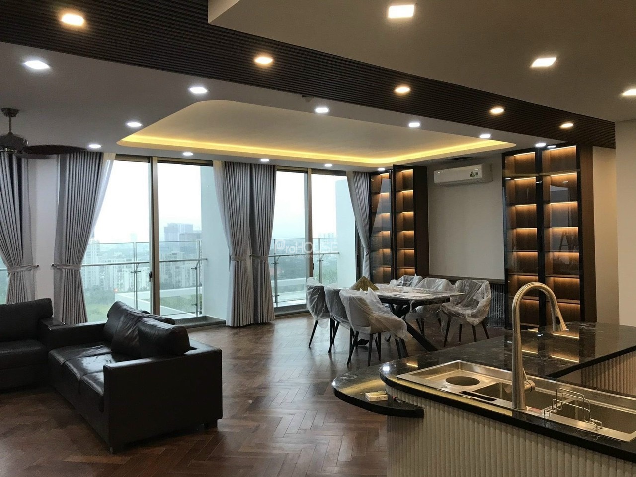 Bán căn hộ Penthouse siêu sang diện tích 247m2 ở Midtown với 5 phòng ngủ đầy đủ nội thất