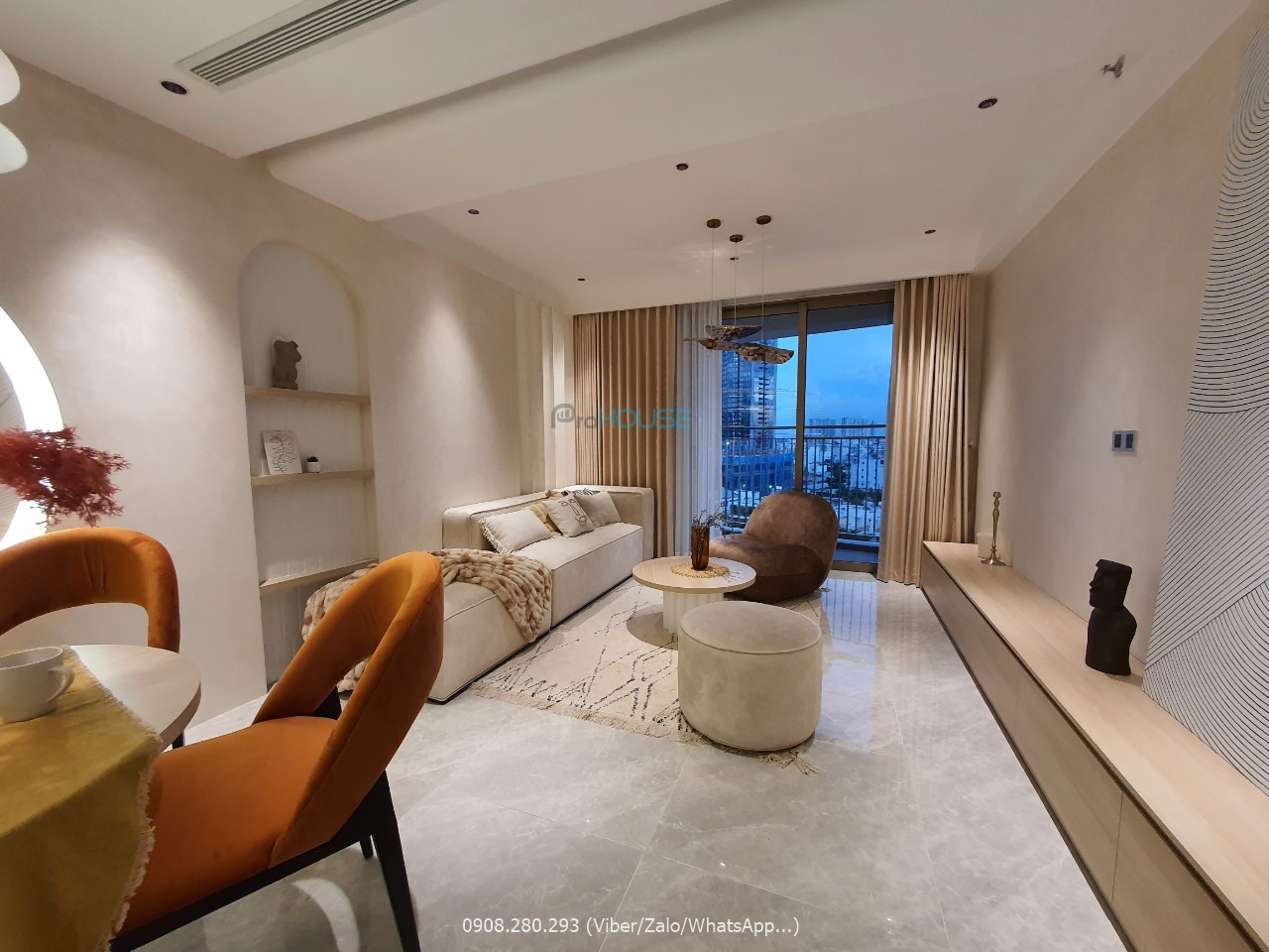 Midtown M8 - The Peak 公寓采用浅色调设计、侘寂风格、高档家具和河景
